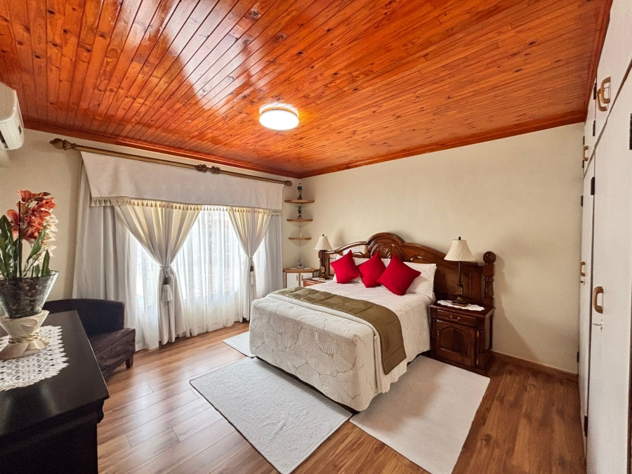 5 Bedroom Property for Sale in Flamwood North West